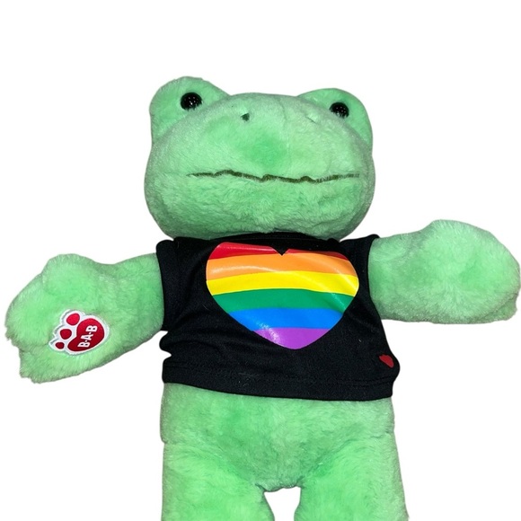 Build a bear workshop Green Plush Frog Toy Pride Rainbow Heart shirt - Picture 3 of 4